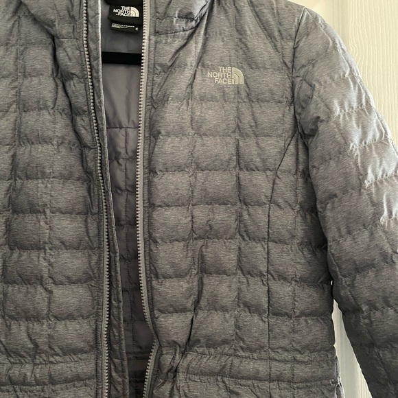 The North Face Gray Thermo ball quilted parka - women’s medium - Picture 2 of 5